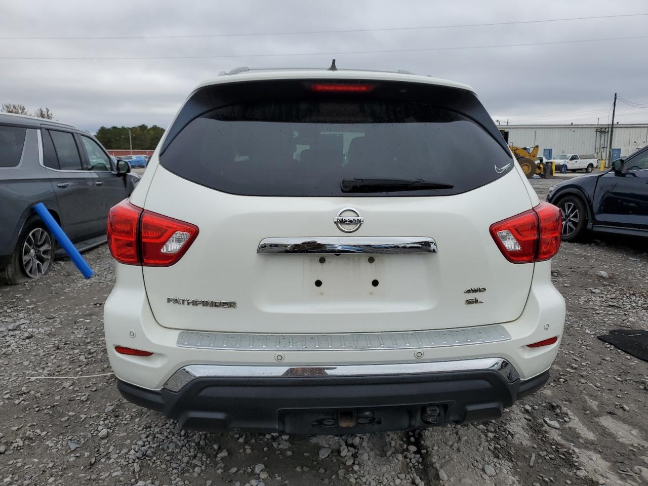 Nissan Pathfinder S Image 4