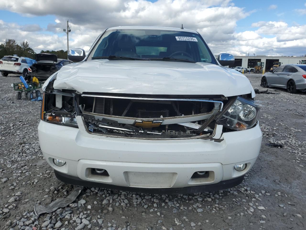 Chevrolet Suburban C1500 Lt Image 3