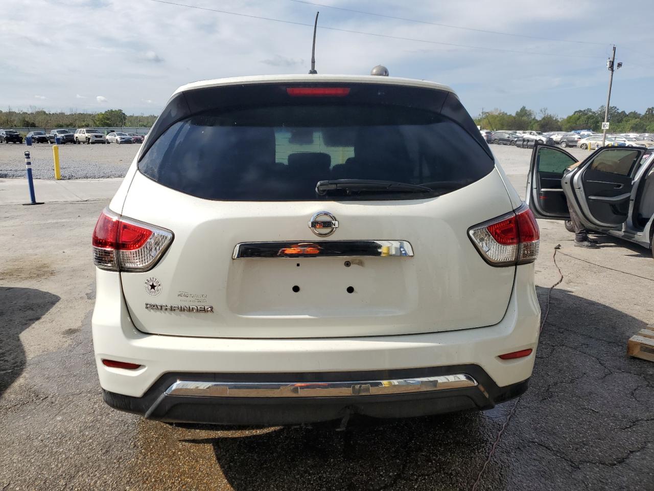 Nissan Pathfinder S Image 3