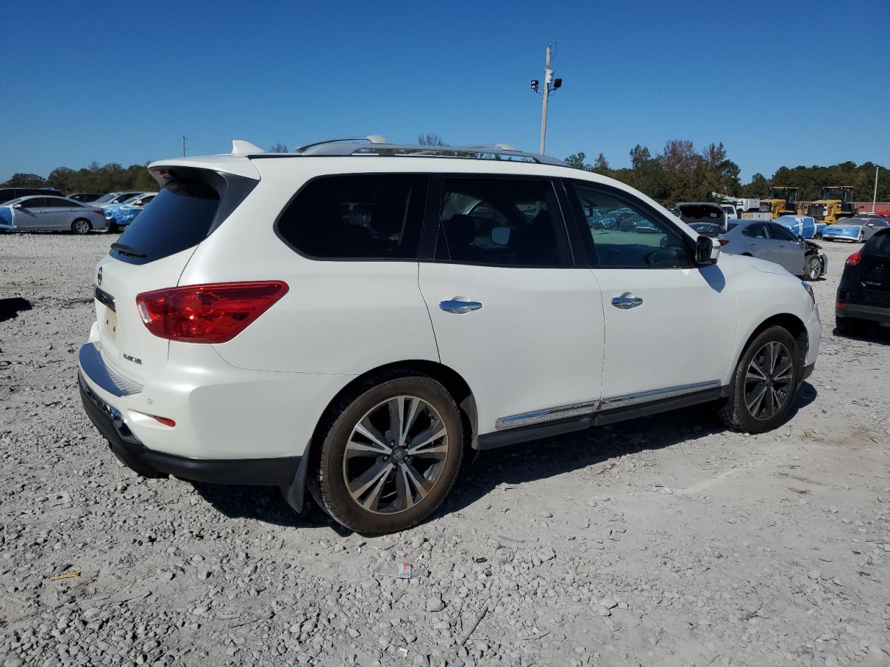 Nissan Pathfinder Platinum Image 2