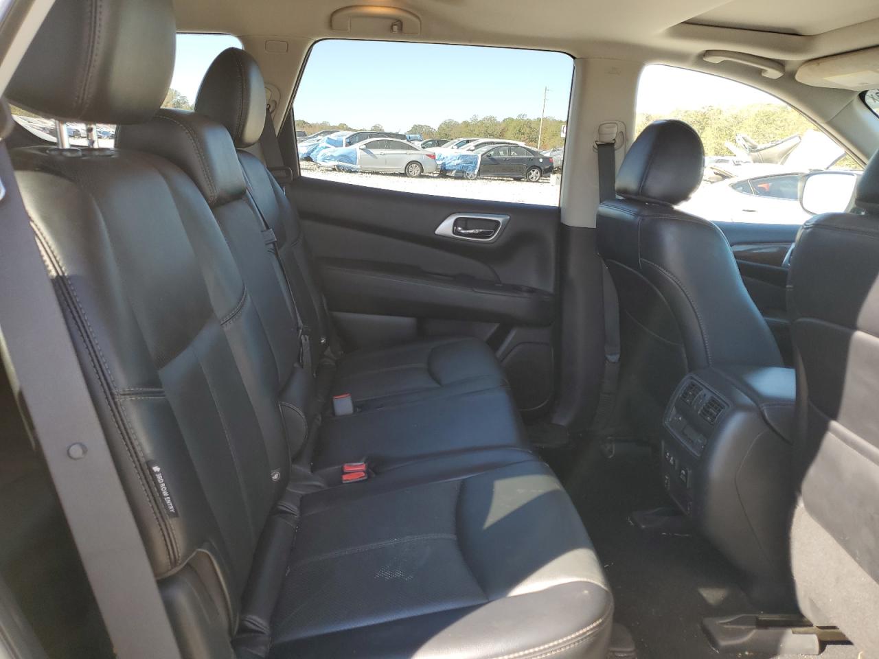 Nissan Pathfinder Platinum Image 12