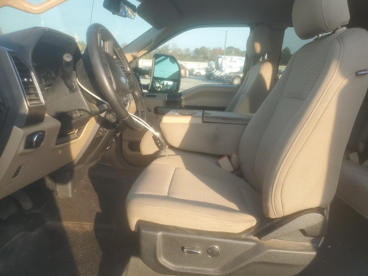 Ford F-150 Super Cab Image 6