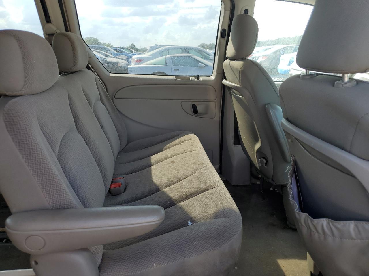 Chrysler Minivan Image 5