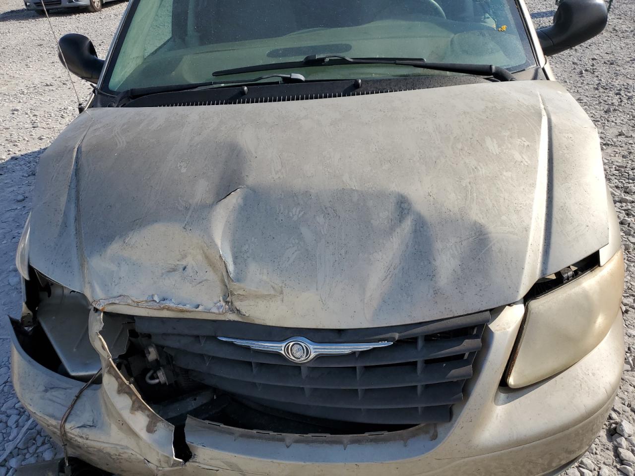 Chrysler Minivan Image 7