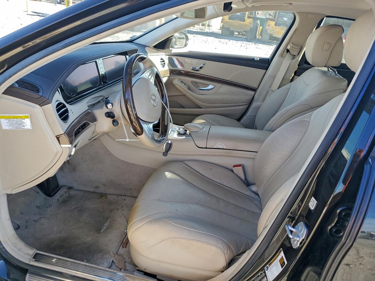 Mercedes-Benz S-Class 550 Image 12