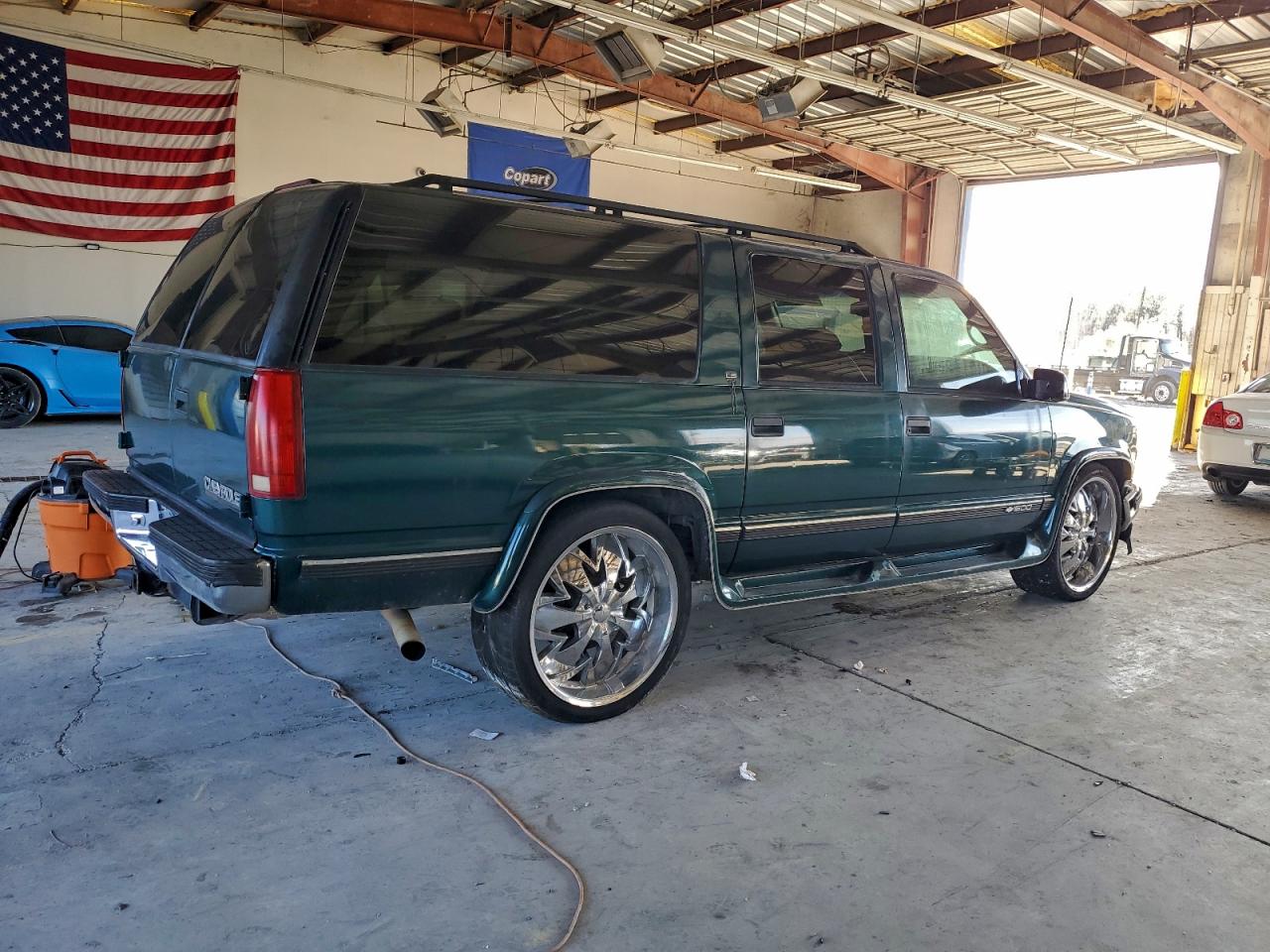 Chevrolet Suburban C1500 Image 6