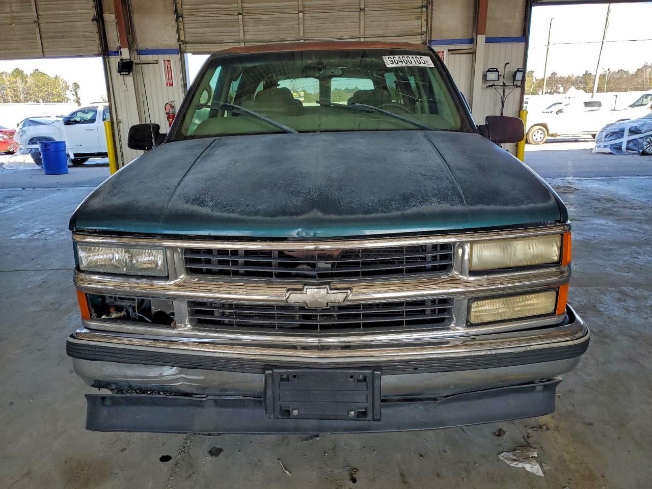 Chevrolet Suburban C1500 Image 2