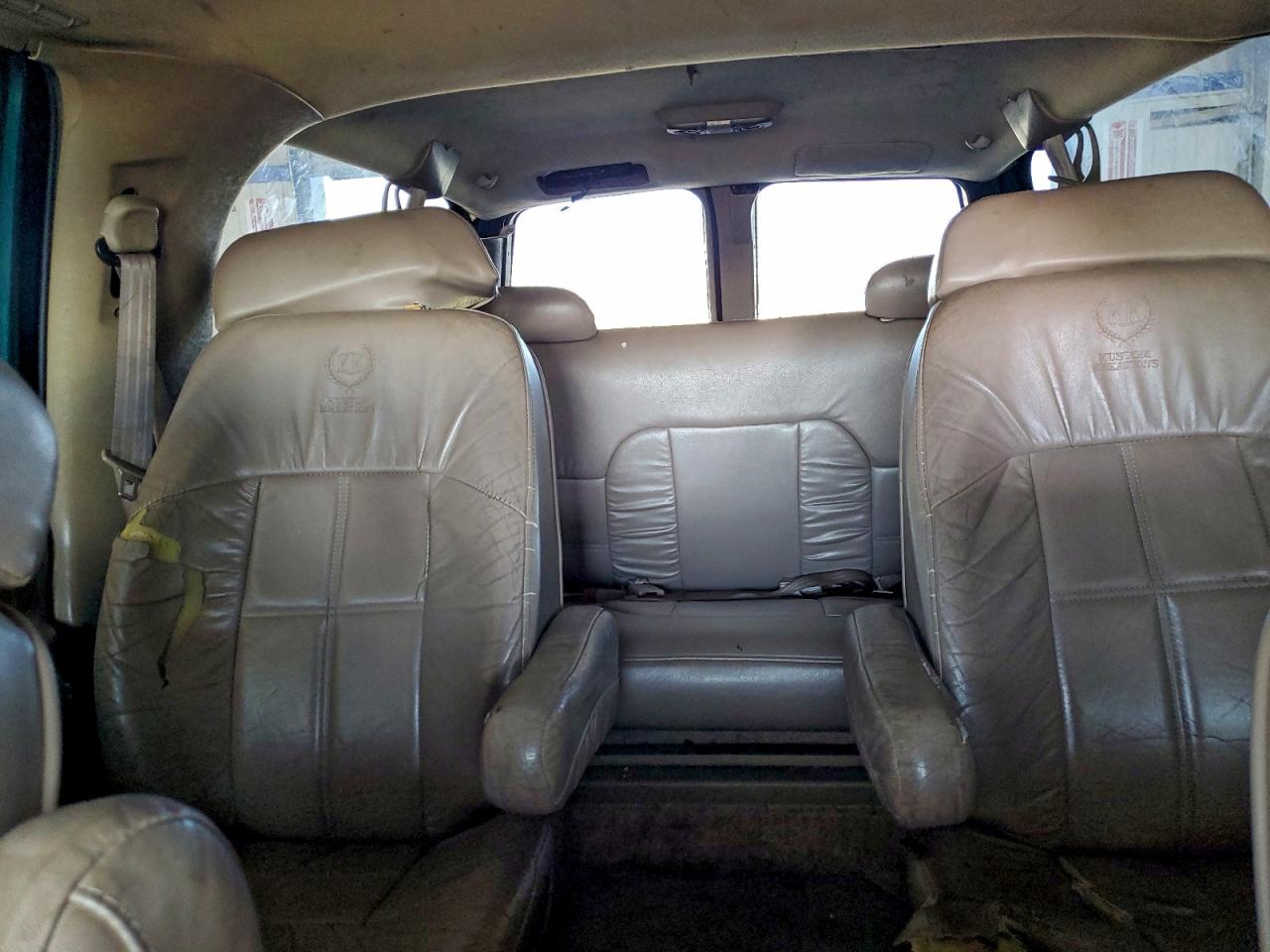 Chevrolet Suburban C1500 Image 7