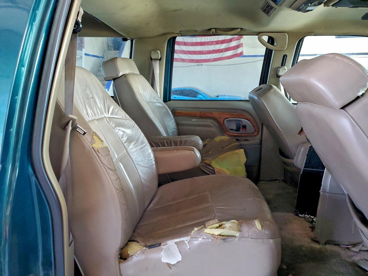 Chevrolet Suburban C1500 Image 10