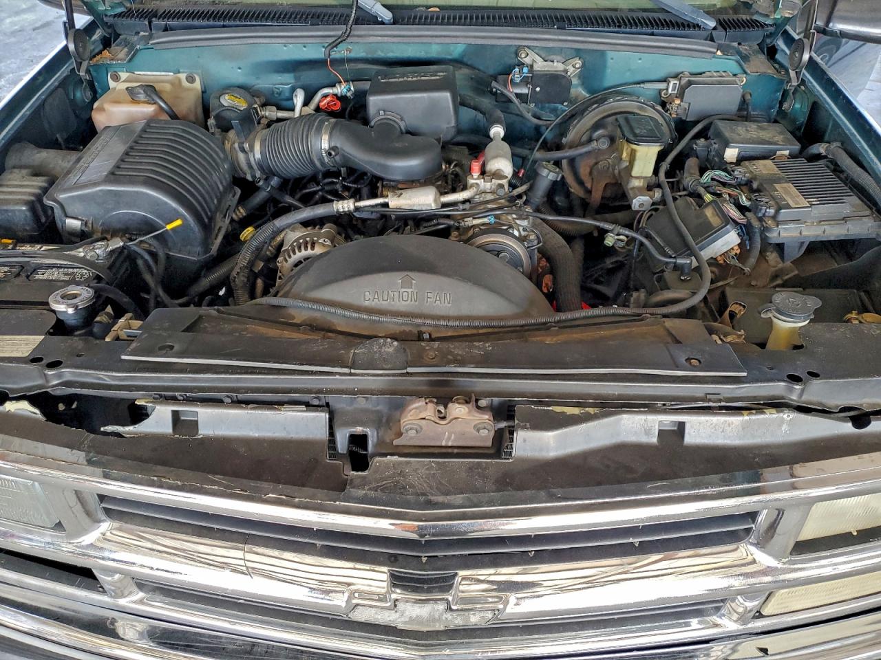 Chevrolet Suburban C1500 Image 13