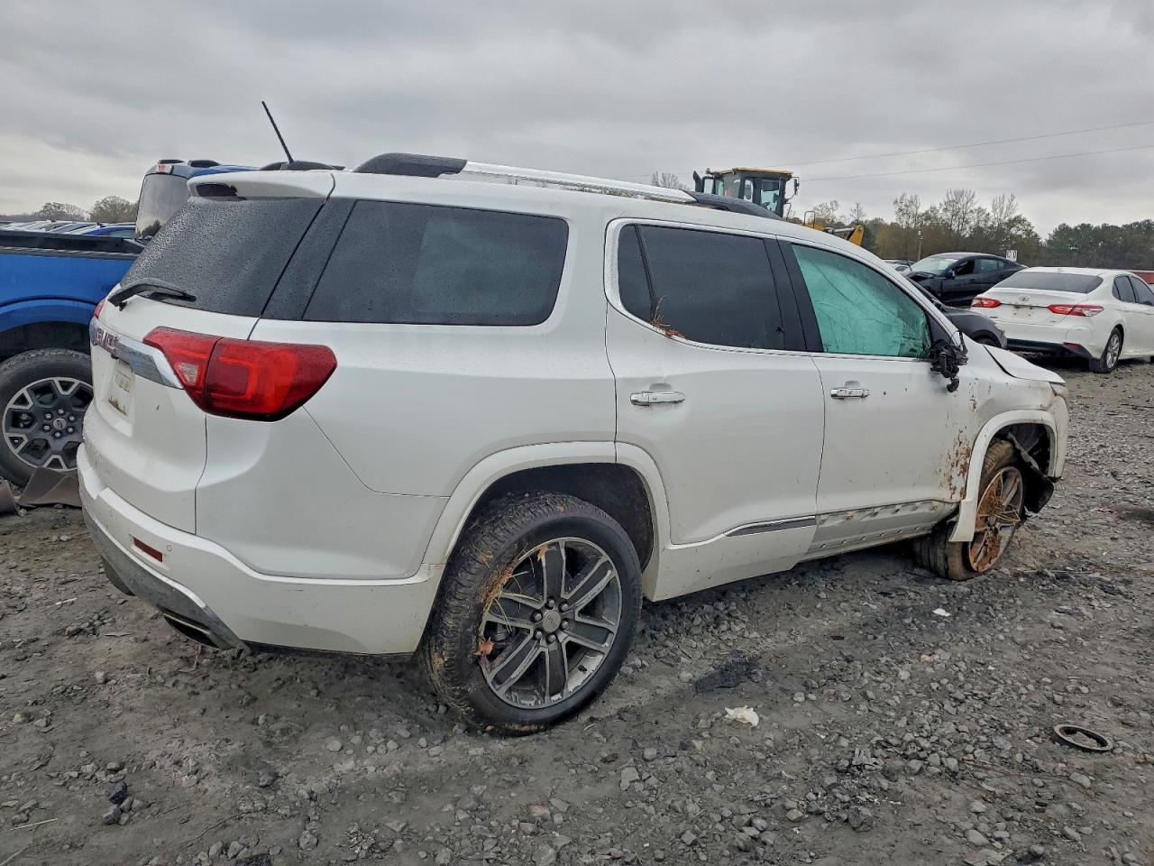 GMC Acadia Denali Image 13