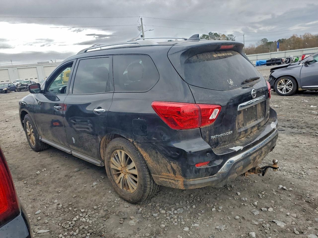 Nissan Pathfinder Sv Image 3