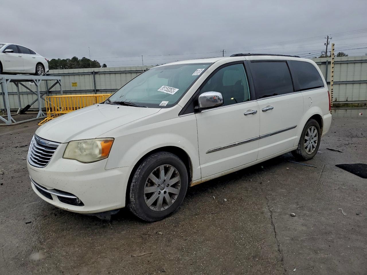 Chrysler Minivan Touring L Image 1