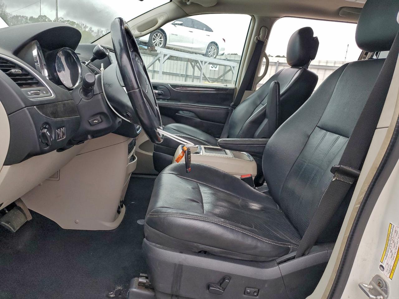 Chrysler Minivan Touring L Image 5