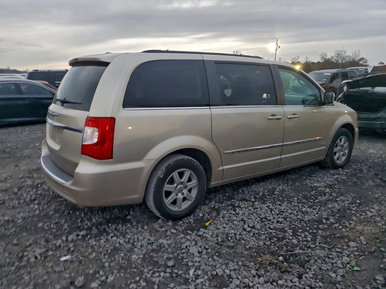 Chrysler Minivan Touring Image 11