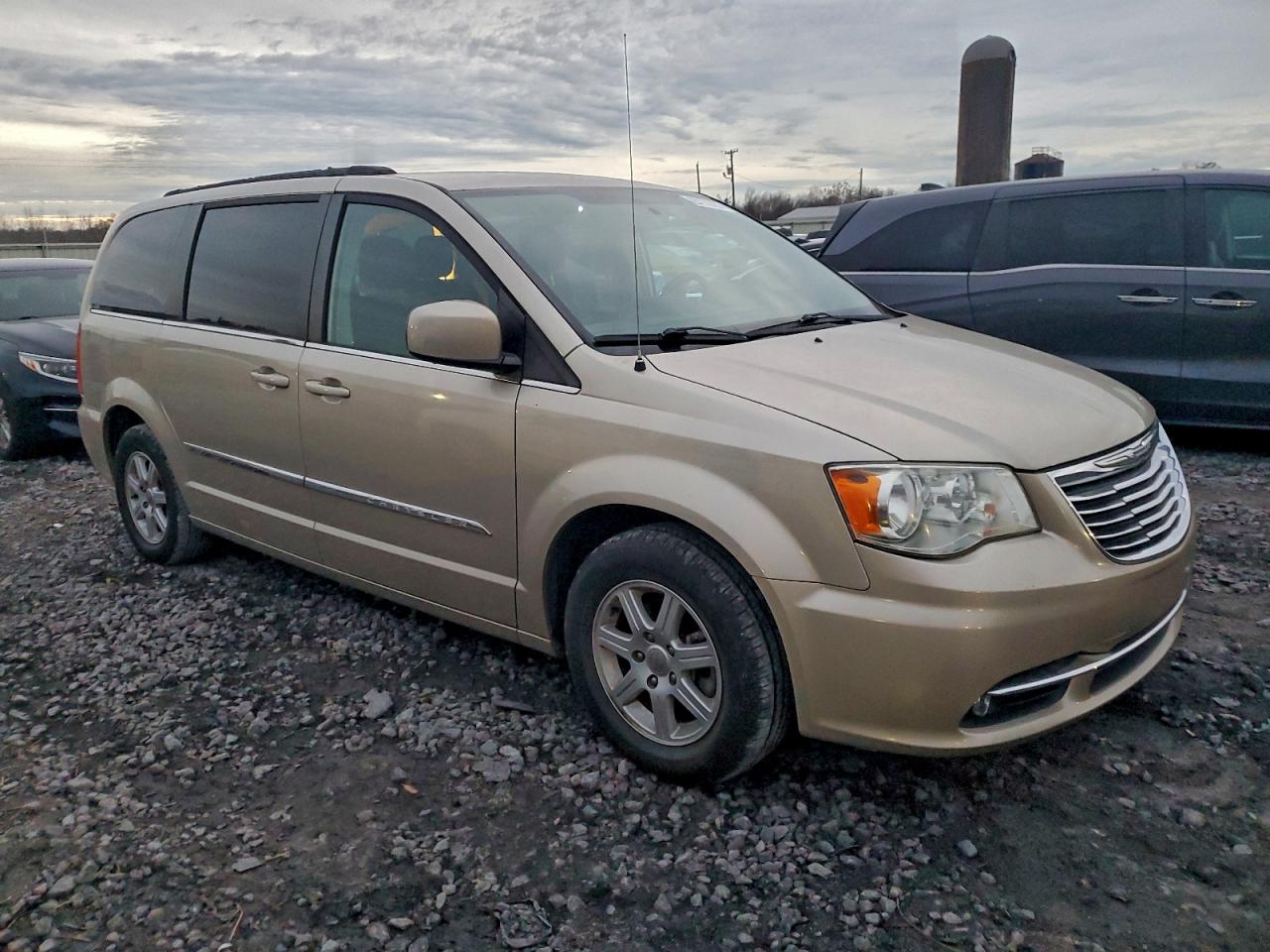 Chrysler Minivan Touring Image 4
