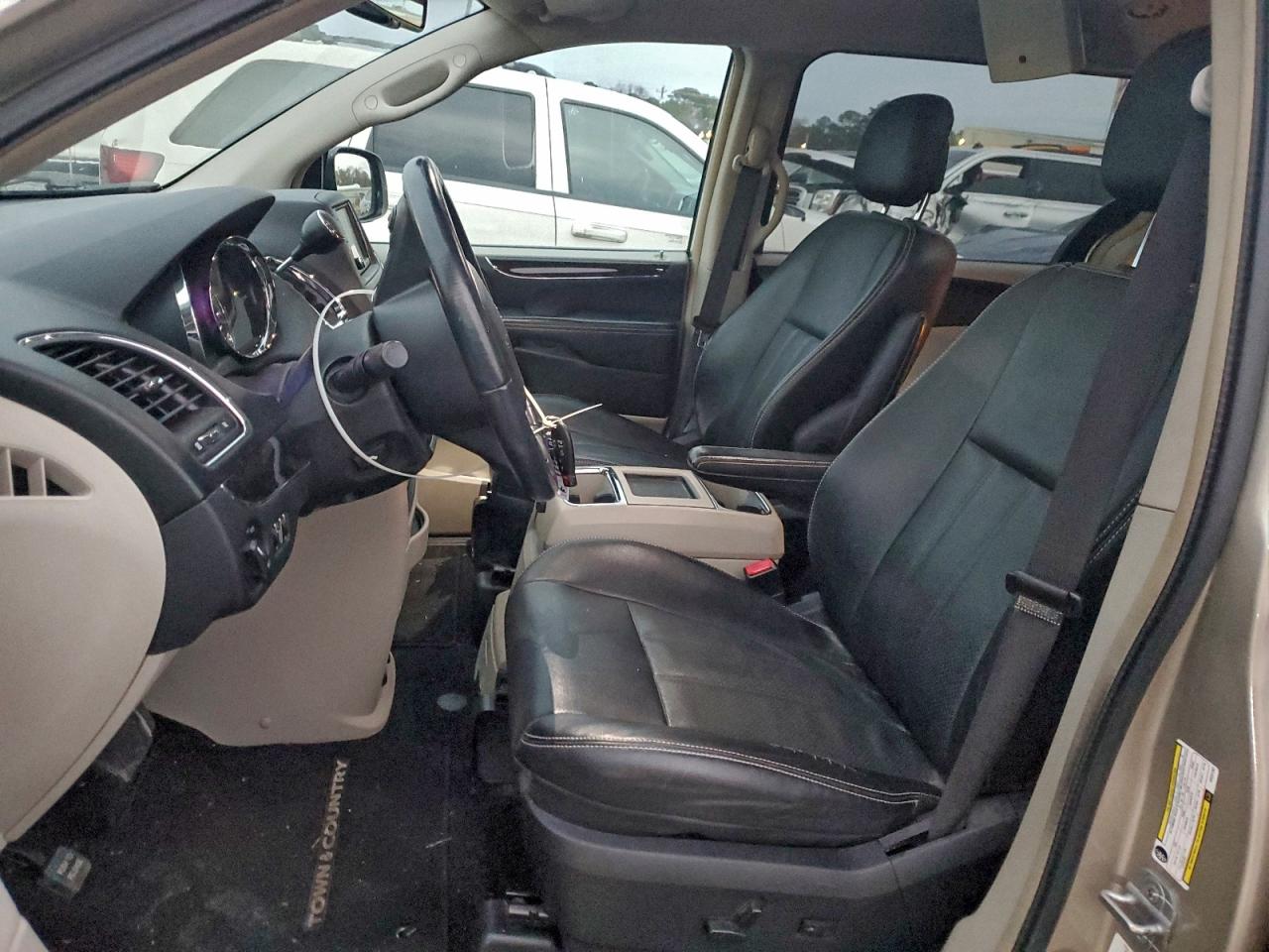 Chrysler Minivan Touring Image 8