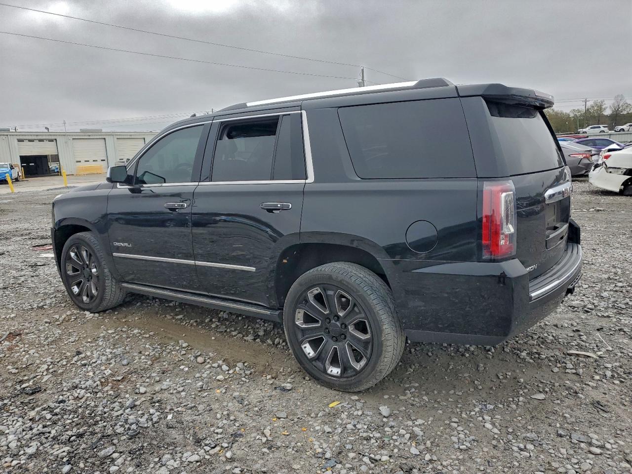GMC Yukon Denali Image 8