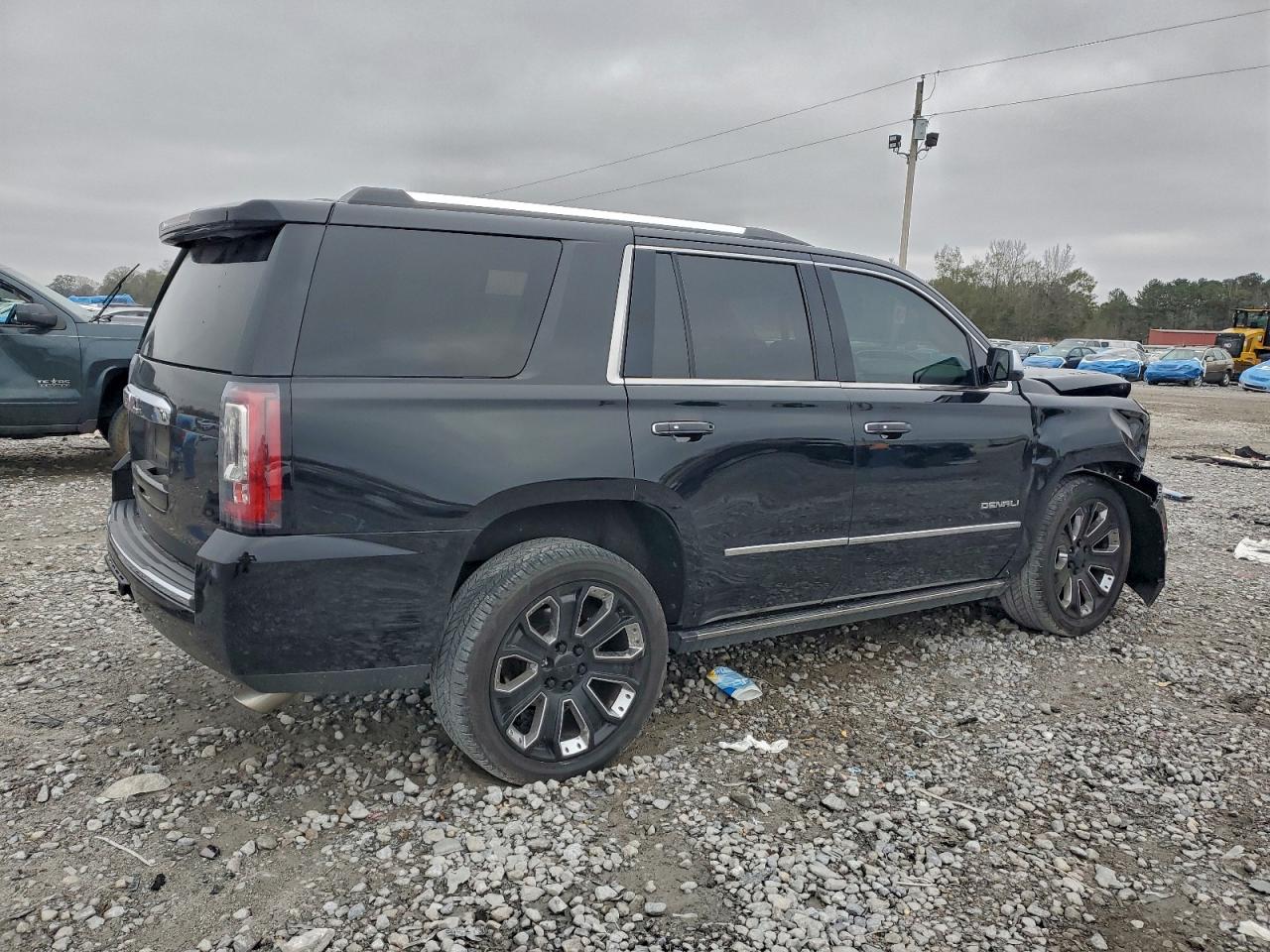 GMC Yukon Denali Image 2