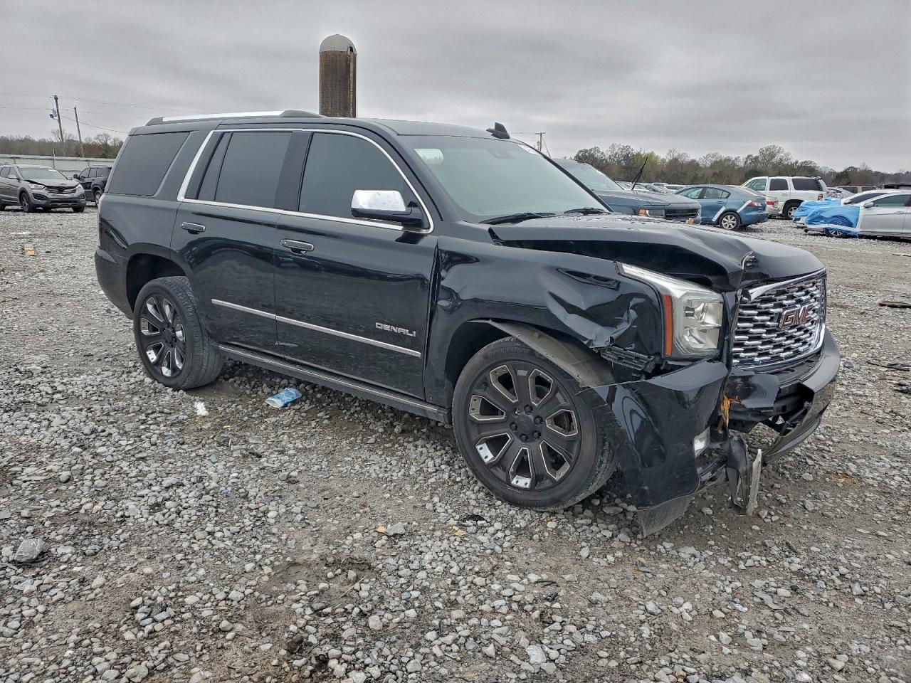 GMC Yukon Denali Image 5