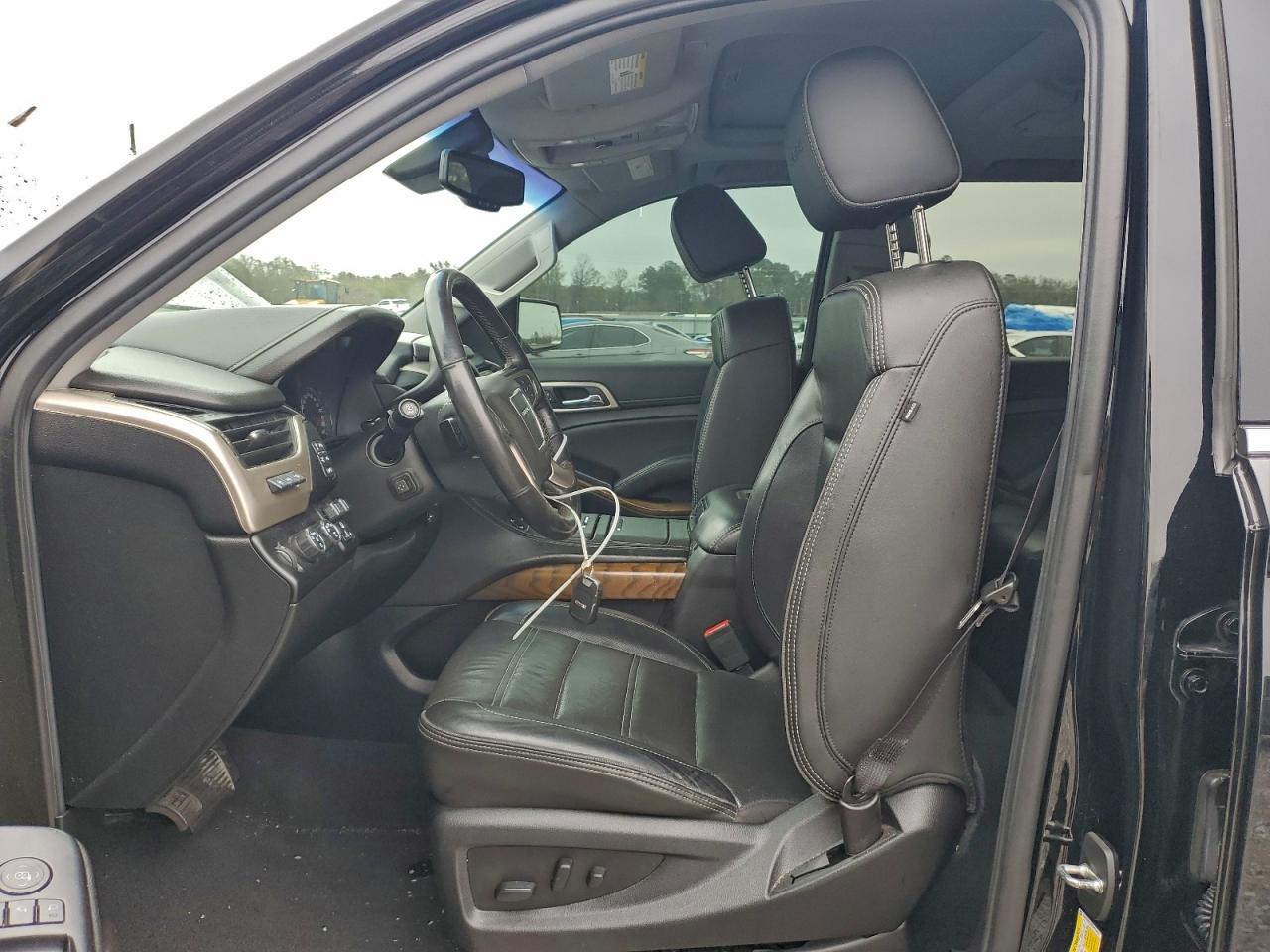 GMC Yukon Denali Image 4