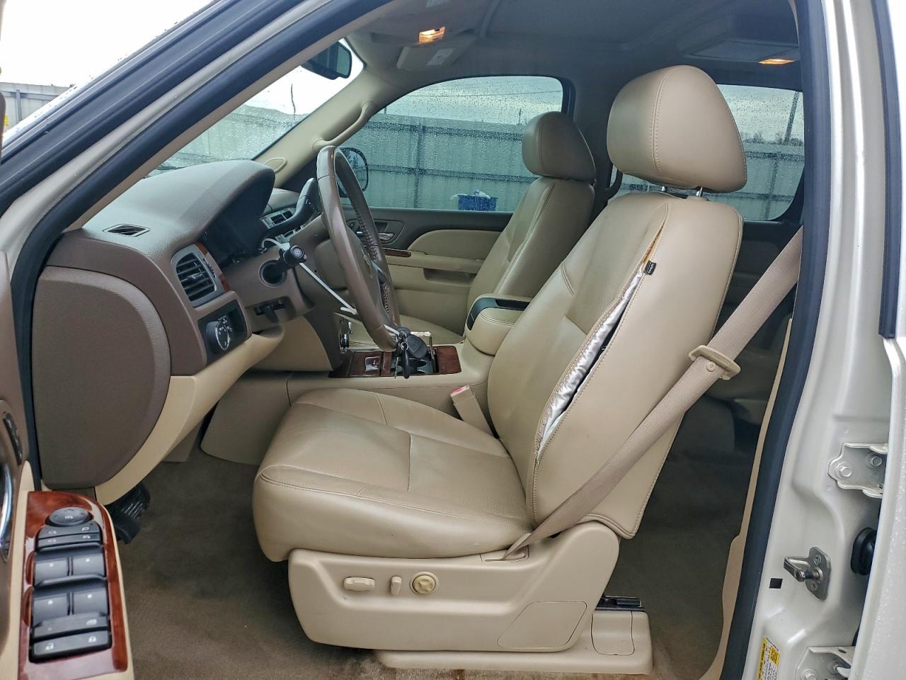 Chevrolet Suburban C1500 Ltz Image 3