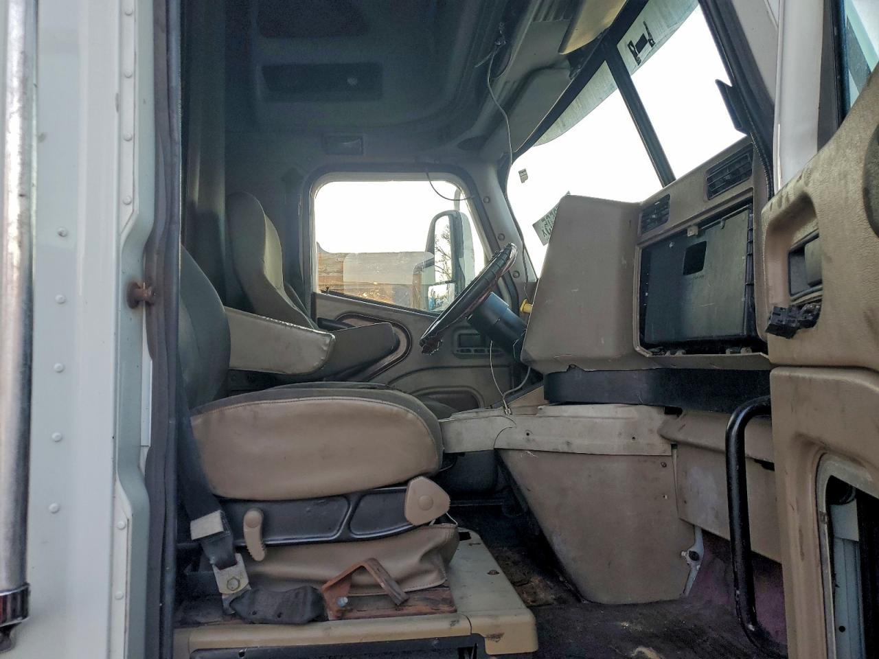 International 9900i Trac 9400i Image 6