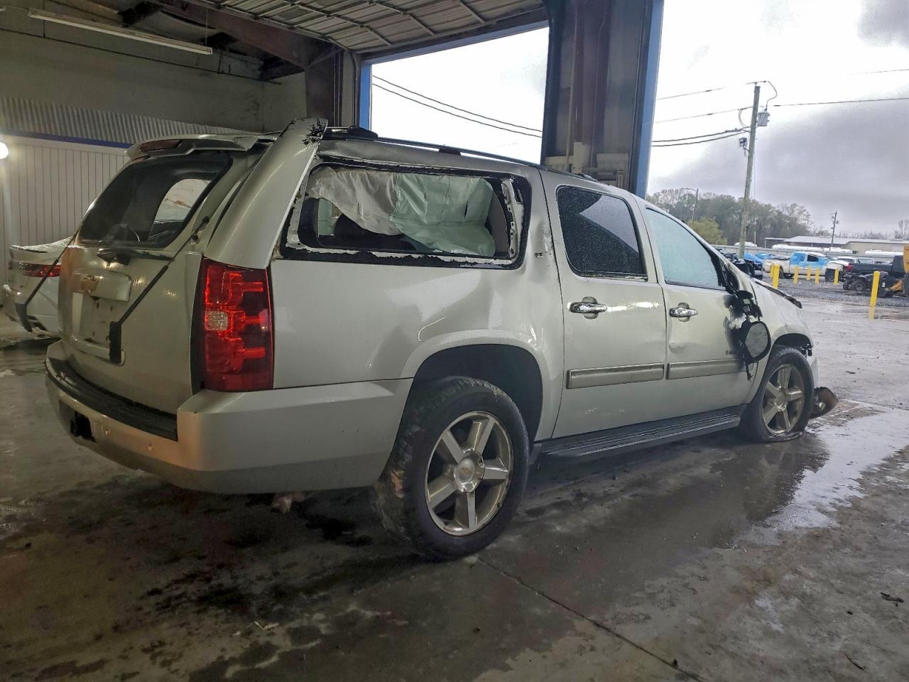 Chevrolet Suburban C1500 Lt Image 2