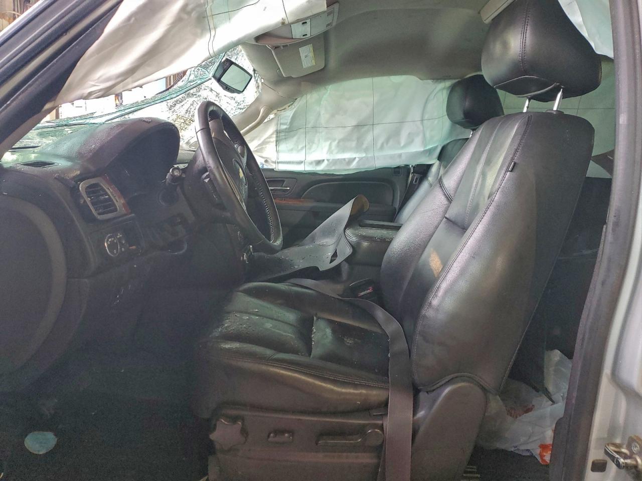 Chevrolet Suburban C1500 Lt Image 3