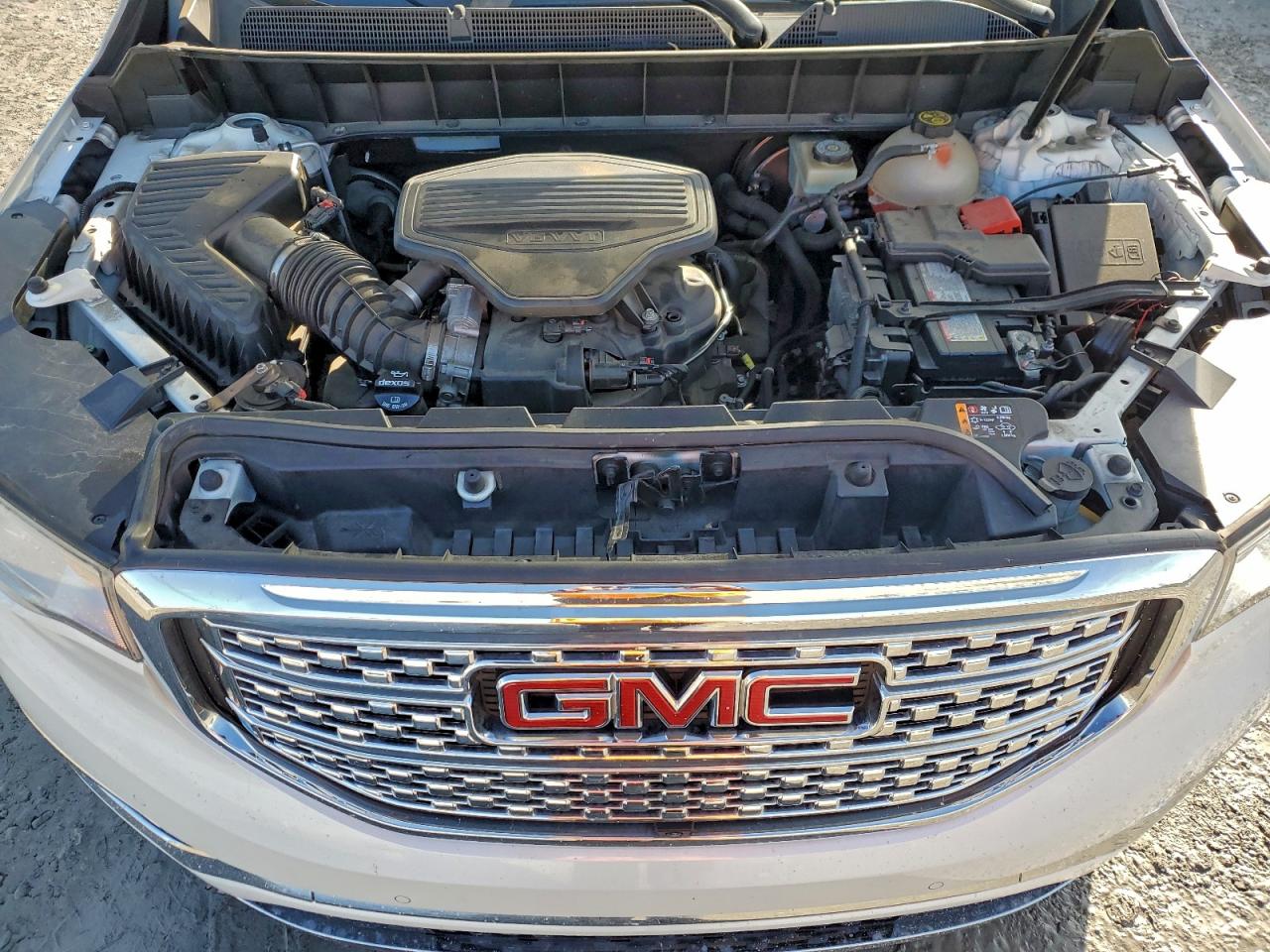 GMC Acadia Denali Image 2