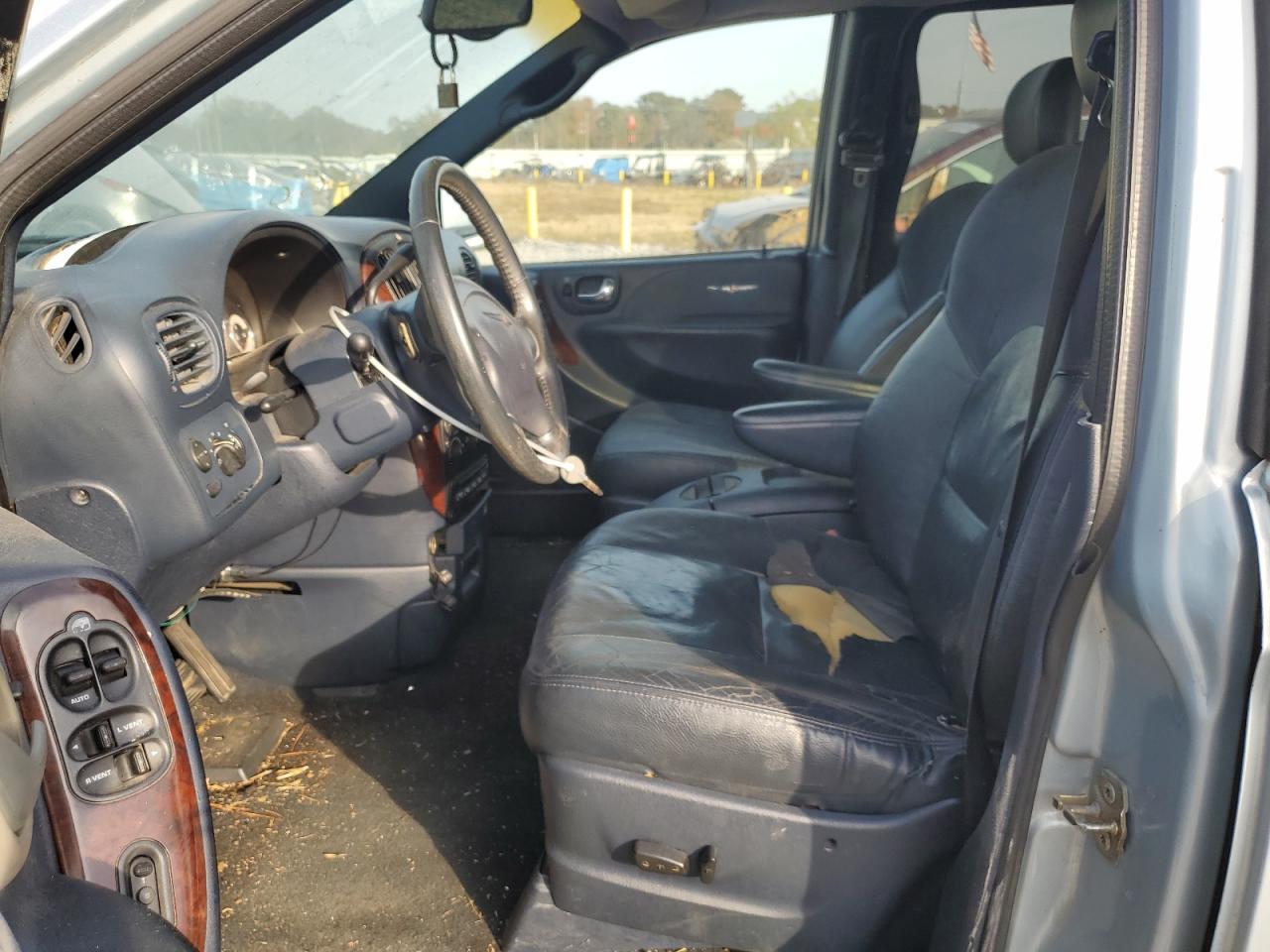 Chrysler Minivan Limited Image 2